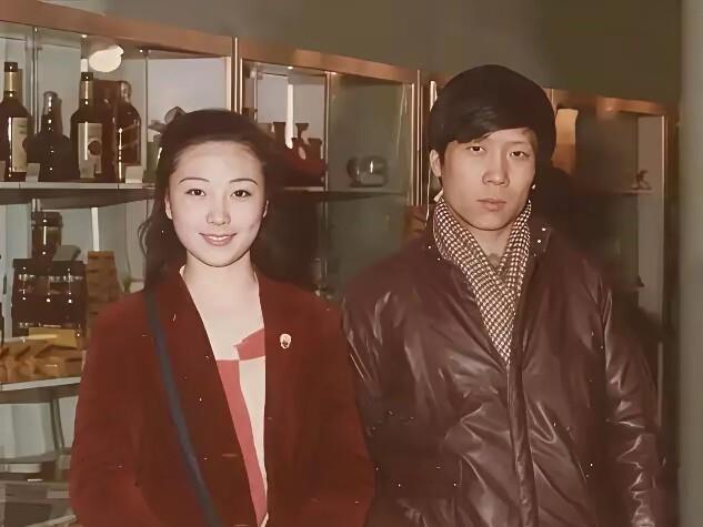 马未都第一次登岳父家的门，就被扫地出门了。他妻子贾宏伟长得俊，父亲是国旗班军医