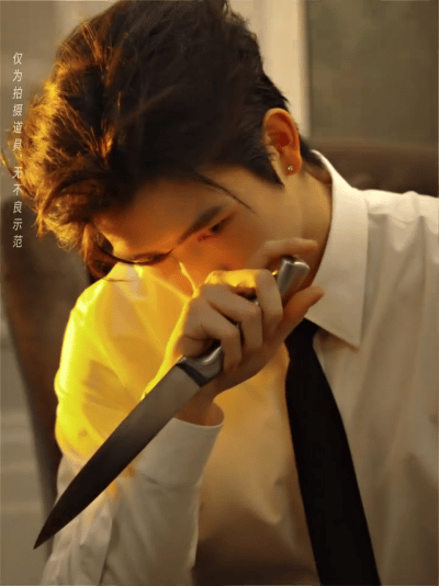 陈飞宇巴黎大秀杀疯了！白衬衫黑领带+危险道具，禁欲破碎感直接封神陈飞宇巴黎