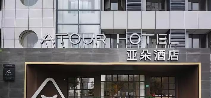 近日，一女子入住亚朵酒店延吉店遭遇离谱“走光”。她发现落地窗室内看像镜子，室外却