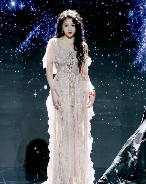 好笑的是鞋跟卡台上了，更好笑的是还上热搜了