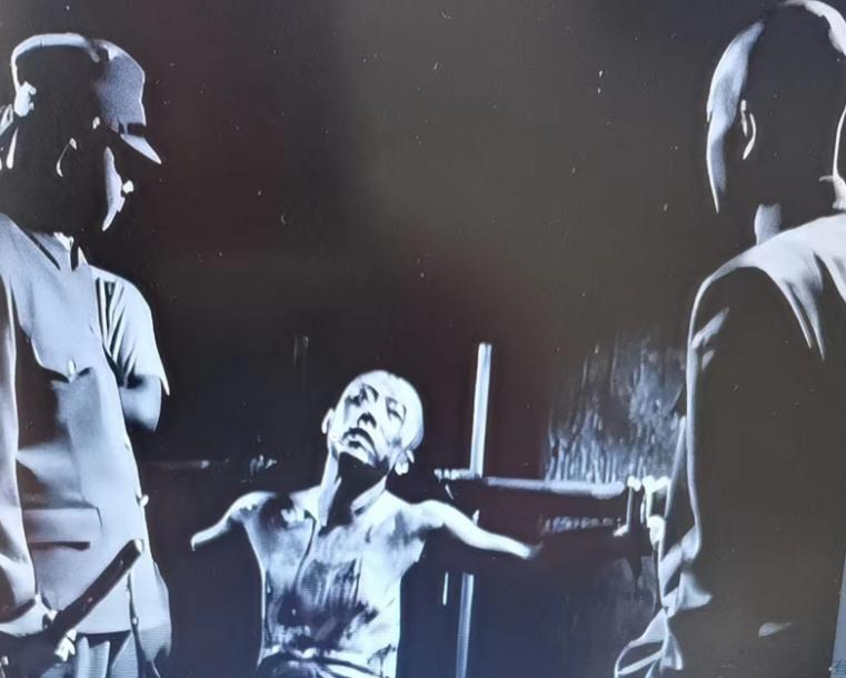 1943年，地下党被捕后受不了酷刑，向敌人供出一个无人据点，可等他带着敌人赶到时