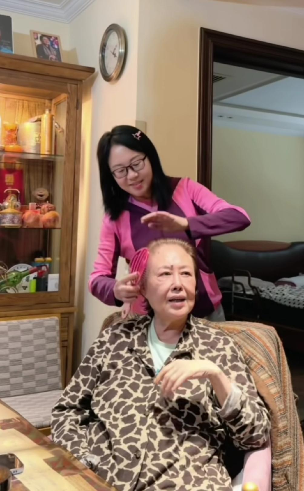 她跟刘晓庆同年，差距怎么这么大呢？不比不知道，同龄的庆奶奶真是有活力。庆奶奶还到