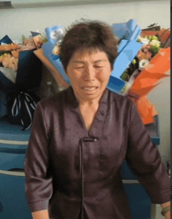 商丘南湖，军人张伟下水连救溺水四人后，已经精疲力尽，母亲哭劝：“别再下水了！”可