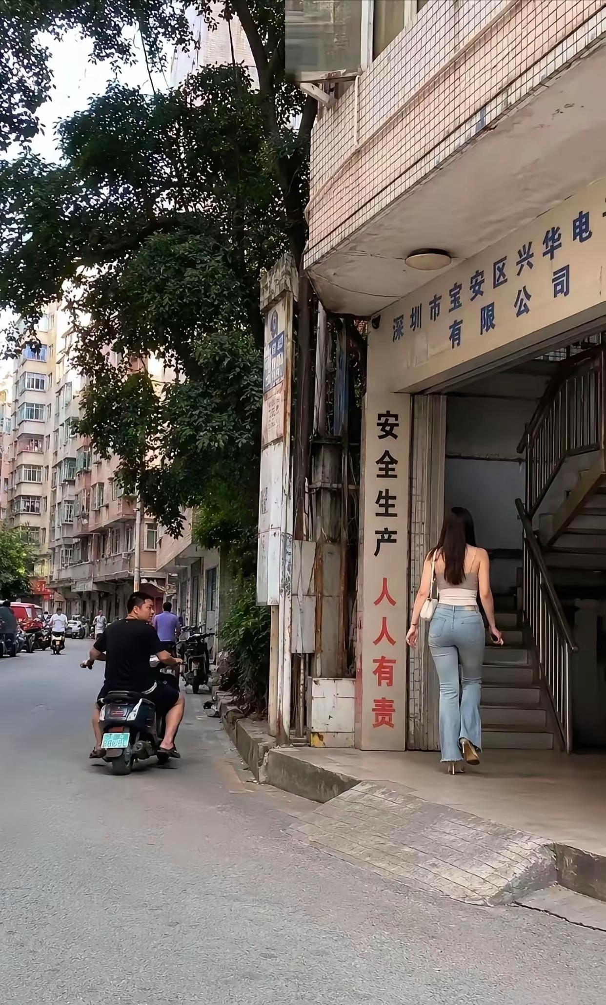 小伙子别看了，这不是你的菜，你如果不是骑电鸡，而是开着迈巴赫，你降下车窗，她可能