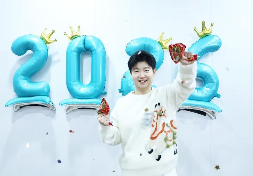 除夕当天莎莎终于出现了，简单的几个字，总结了她新一年的征程。全网都知道莎