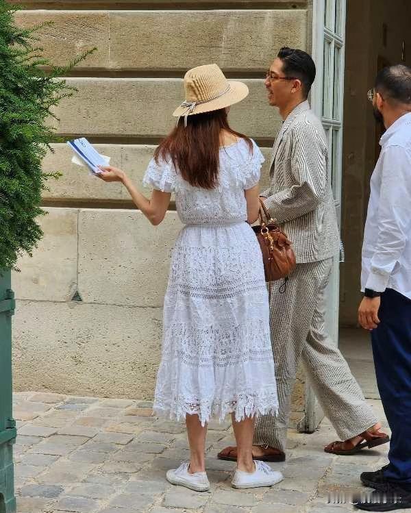 51岁林志玲和老公黑泽良平现身法国旅游，夫妻俩的打扮好时尚，看起来贵气十足！她的