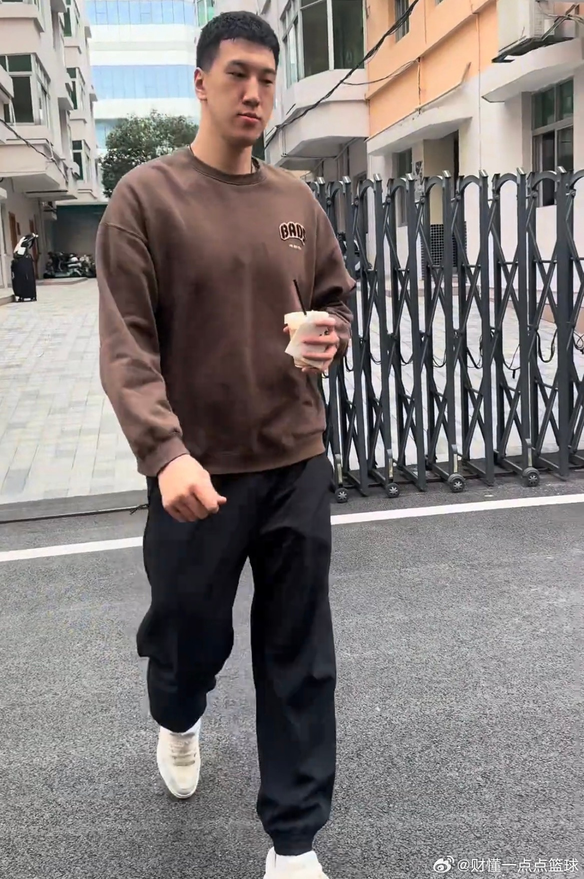 今天广东宏远从东莞出发飞往新疆，视频里没看到崔永熙、麦考尔，战新疆首发成疑！张皓