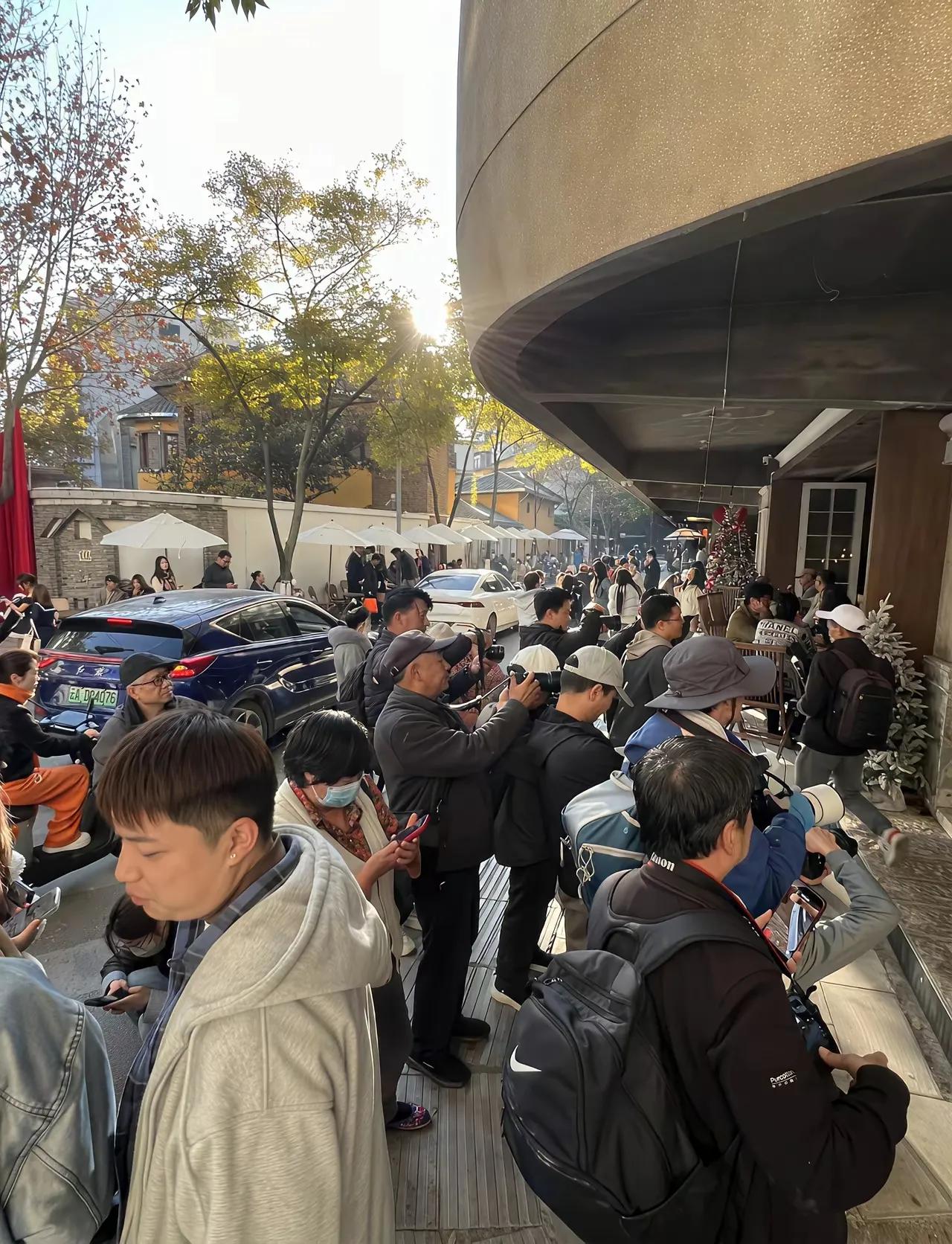 昆明盘龙江边上的这个巡津村这么多人是干啥的呢！难道这地方有什么神奇的力量，反正