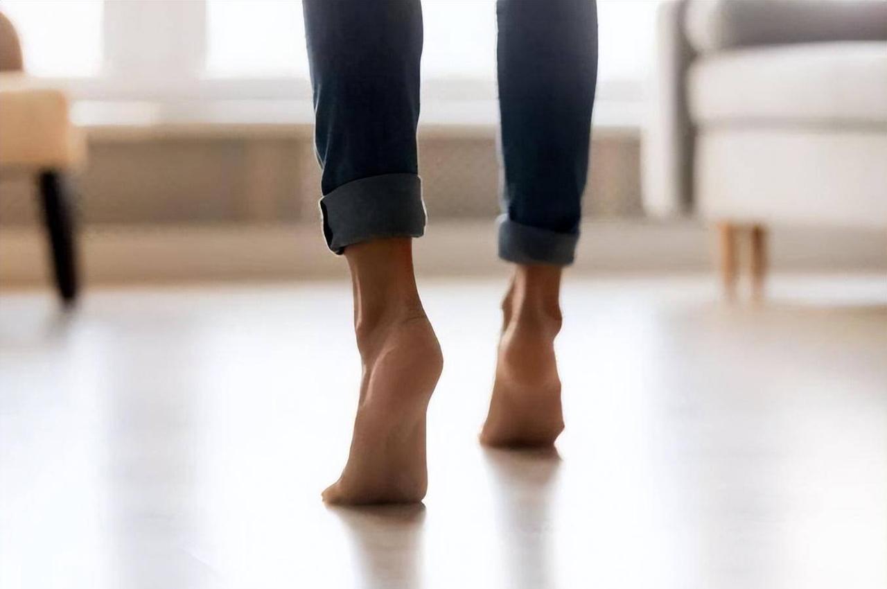 专家提醒：经常“踮脚尖”的人，用不了多久，身体或出现6大变化"王大姐，您这腿脚