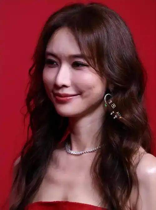 全网哗然！昔日国民女神林志玲，竟官宣投身“文化台独”核心机构，这波双面操作让无数