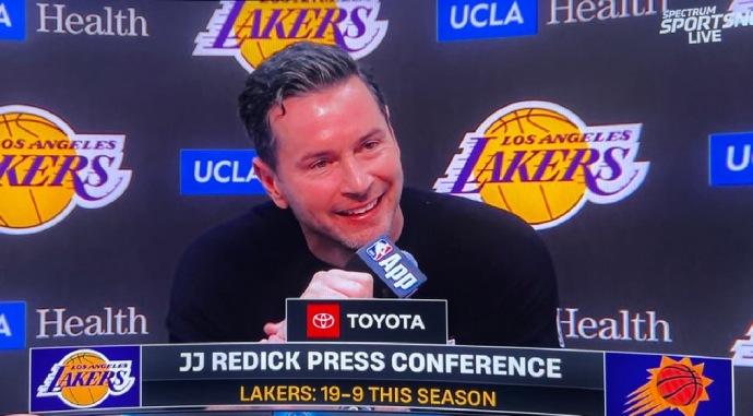 你问谁呢？雷迪克：“我真搞不懂为什么要去三分线外紧贴马克·威廉姆斯。”“当对