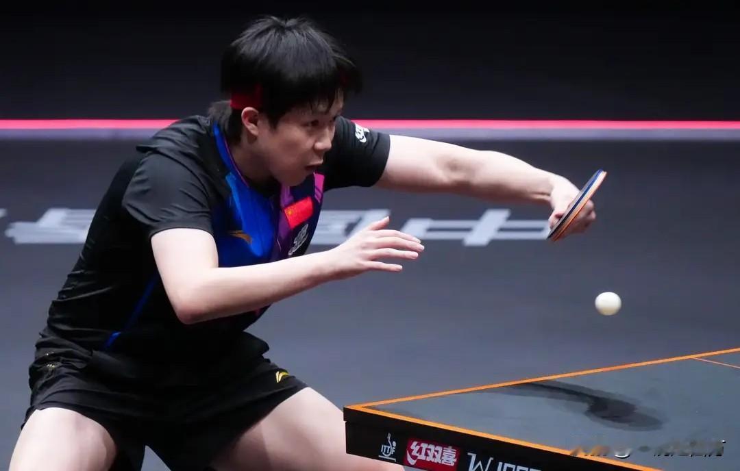 刚刚结束的一场WTT香港总决赛男单首轮焦点战，王楚钦对阵松岛辉空，开场后王楚钦没