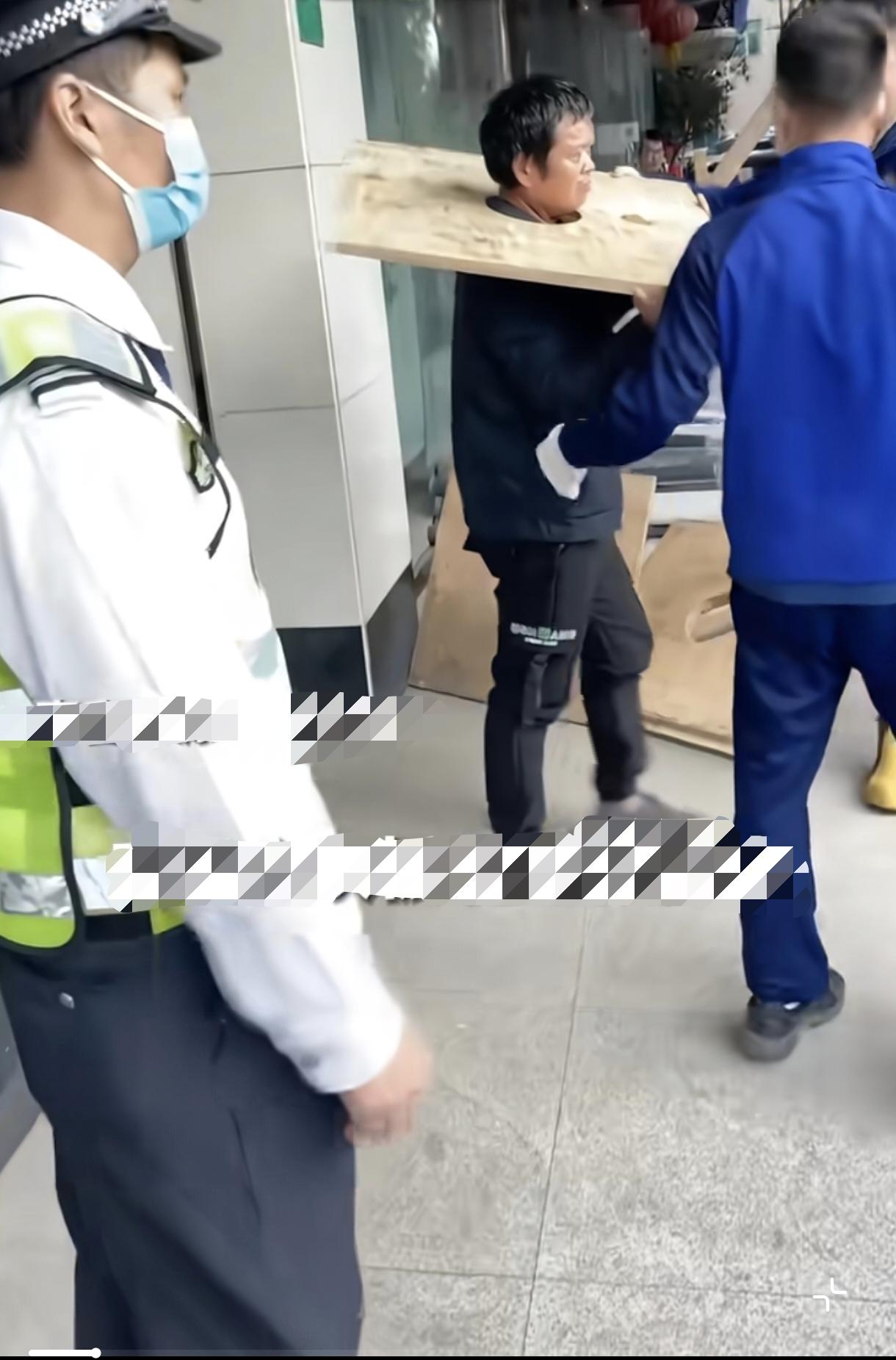 哈哈哈流放岭南，加两行金印，刺配沧州！如果是我，拿个小锯条，拉一天，我都不会麻烦