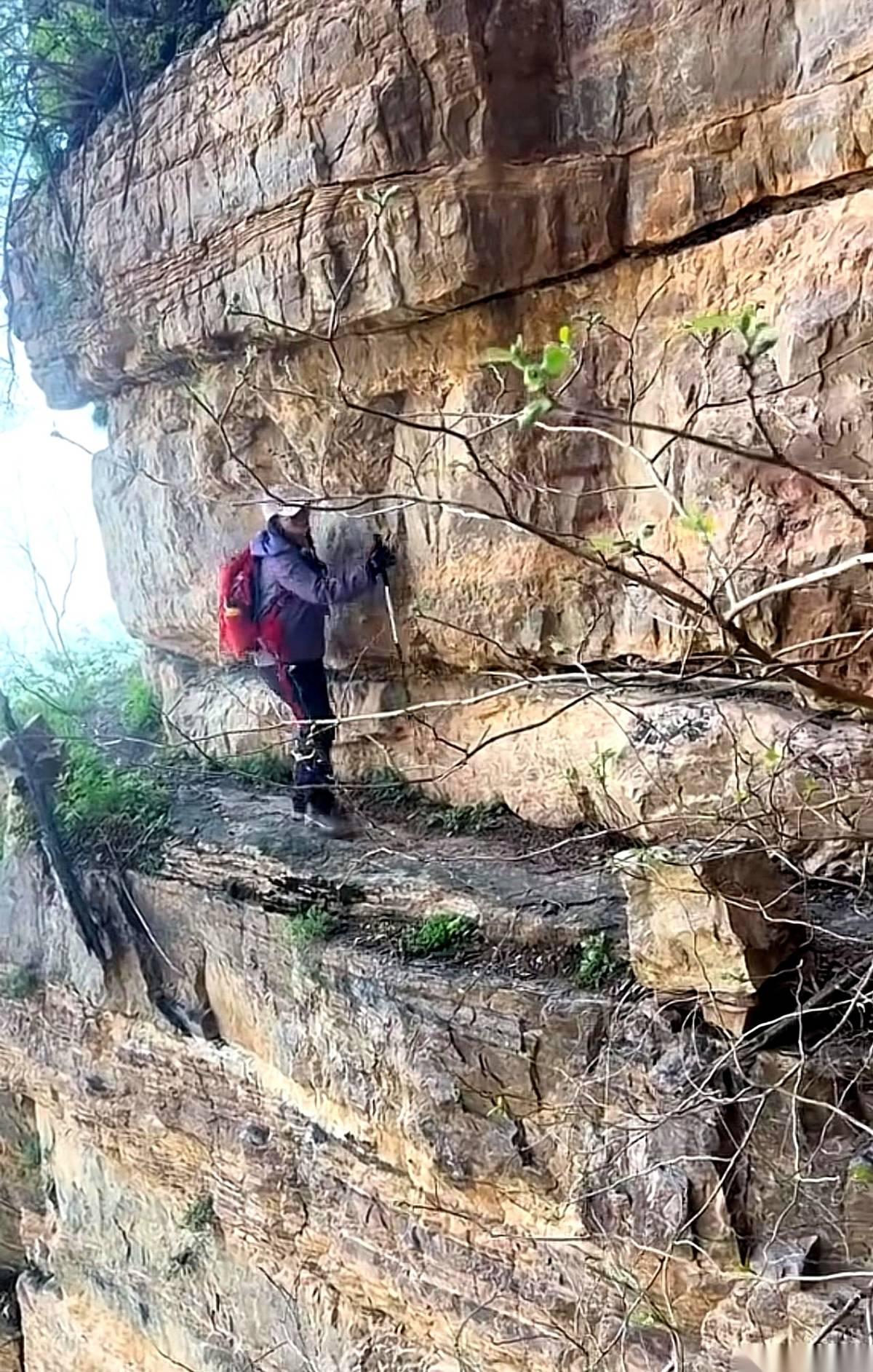 南太行那条野路，就一脚宽，旁边连个护栏都没有。前面那哥们，半个身子都探在悬崖外