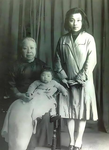 1975年，从监狱出来的丁玲被下放到了山西长治。长治市的嶂头村离市区十多华里，位