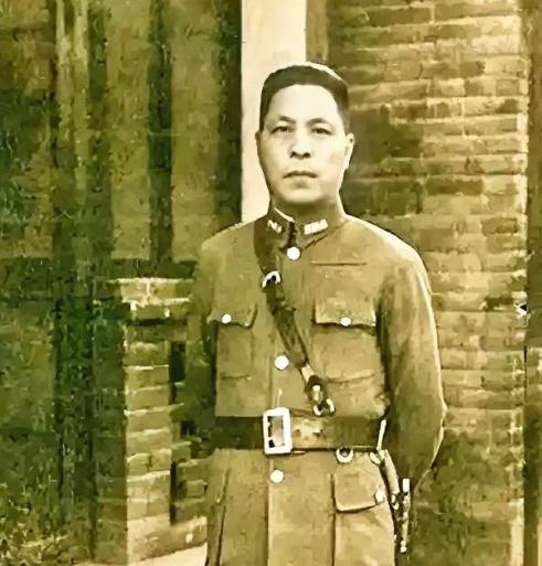 1947年11月，解放军给郏县的国军中将武庭麟送去劝降信，武庭麟下令将送信人杀掉