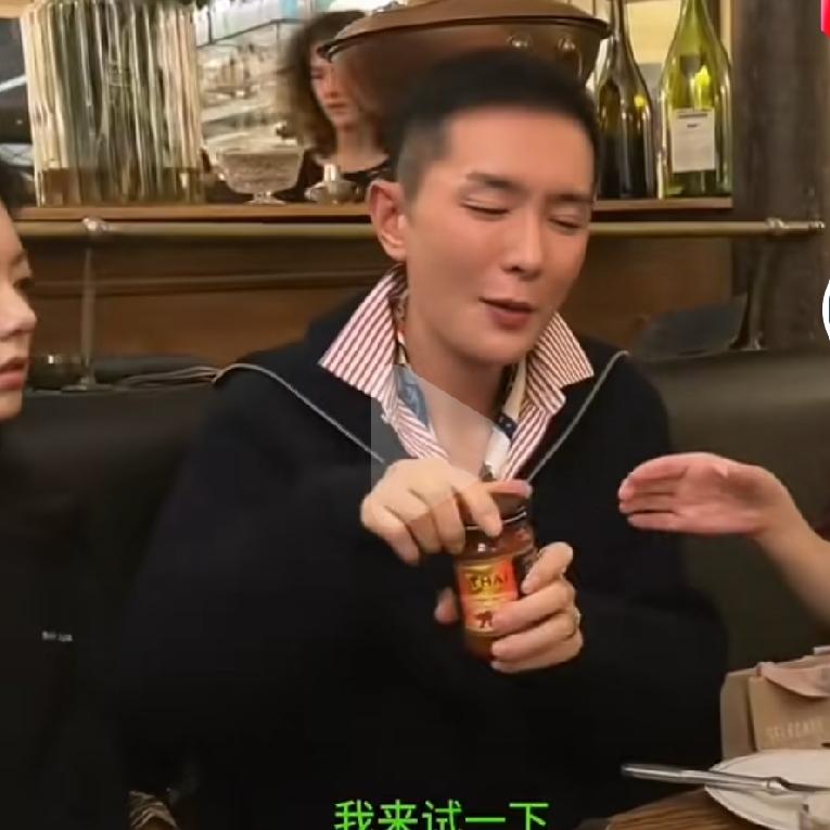 李沁原来私底下真的是一个女汉子，把旁边的男主持人衬托得特别娇羞。男主持来给身