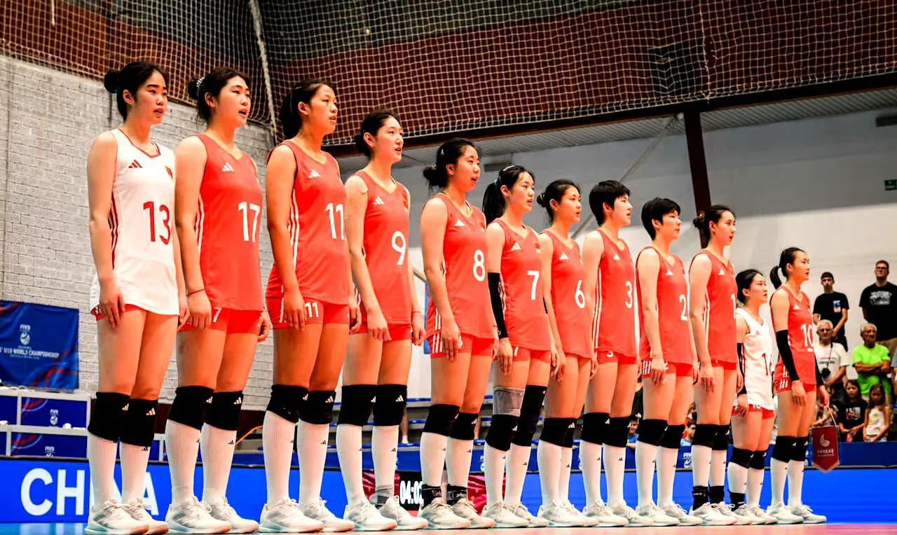 U19中国女排顶住美国“黑哨”压力，力挽狂澜3-2击败东道主塞尔维亚晋级八强。虽