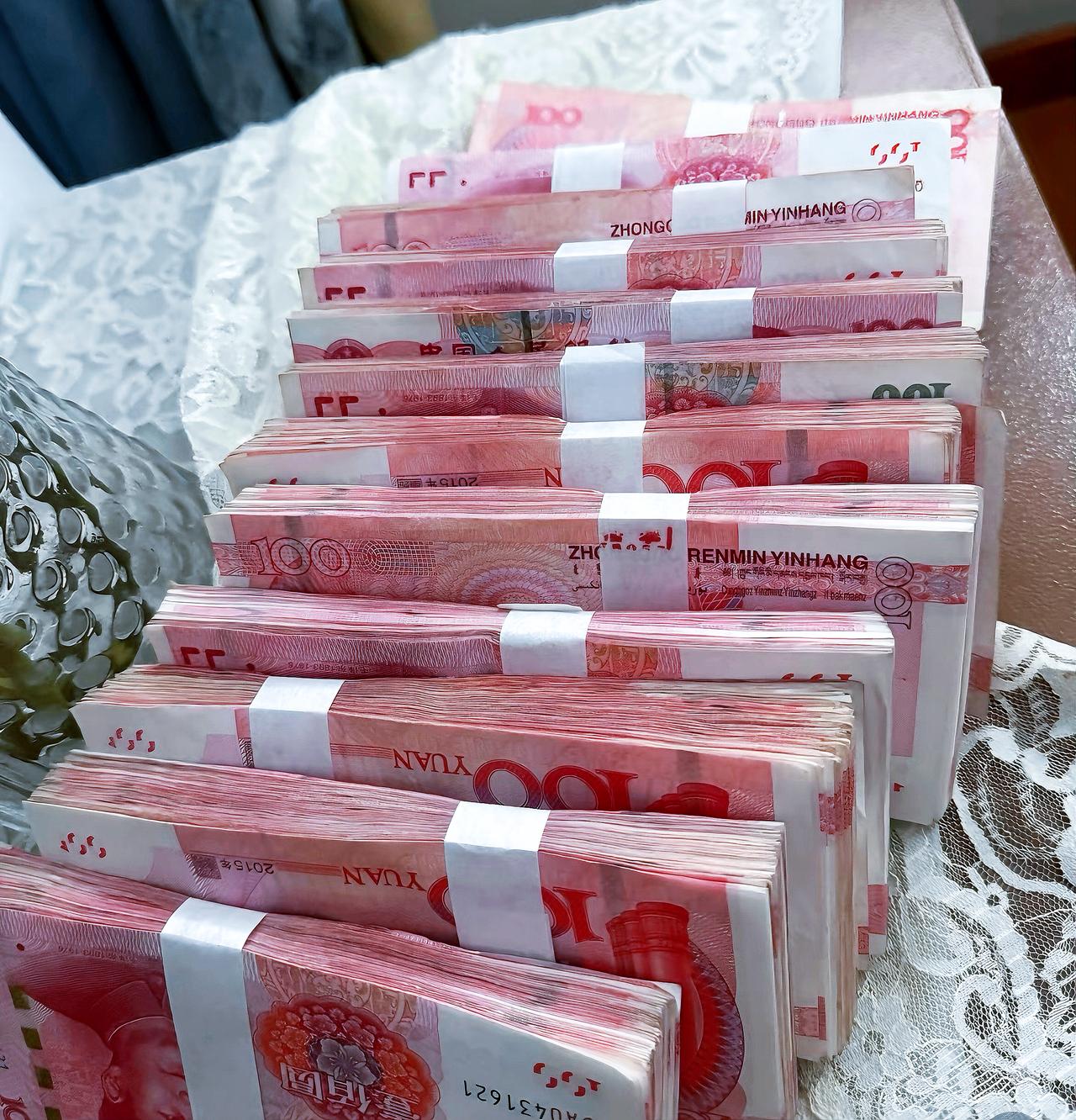 捡15万全额归还，失主只说谢谢就走，三天带十人上门我当场愣住那天下午，我在菜