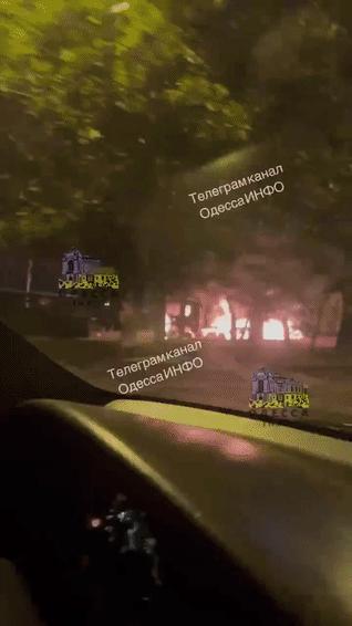 敖德萨某地，运载用于发射无人机的发射器卡车在敖德萨路边嘿起火。当地媒报道了此