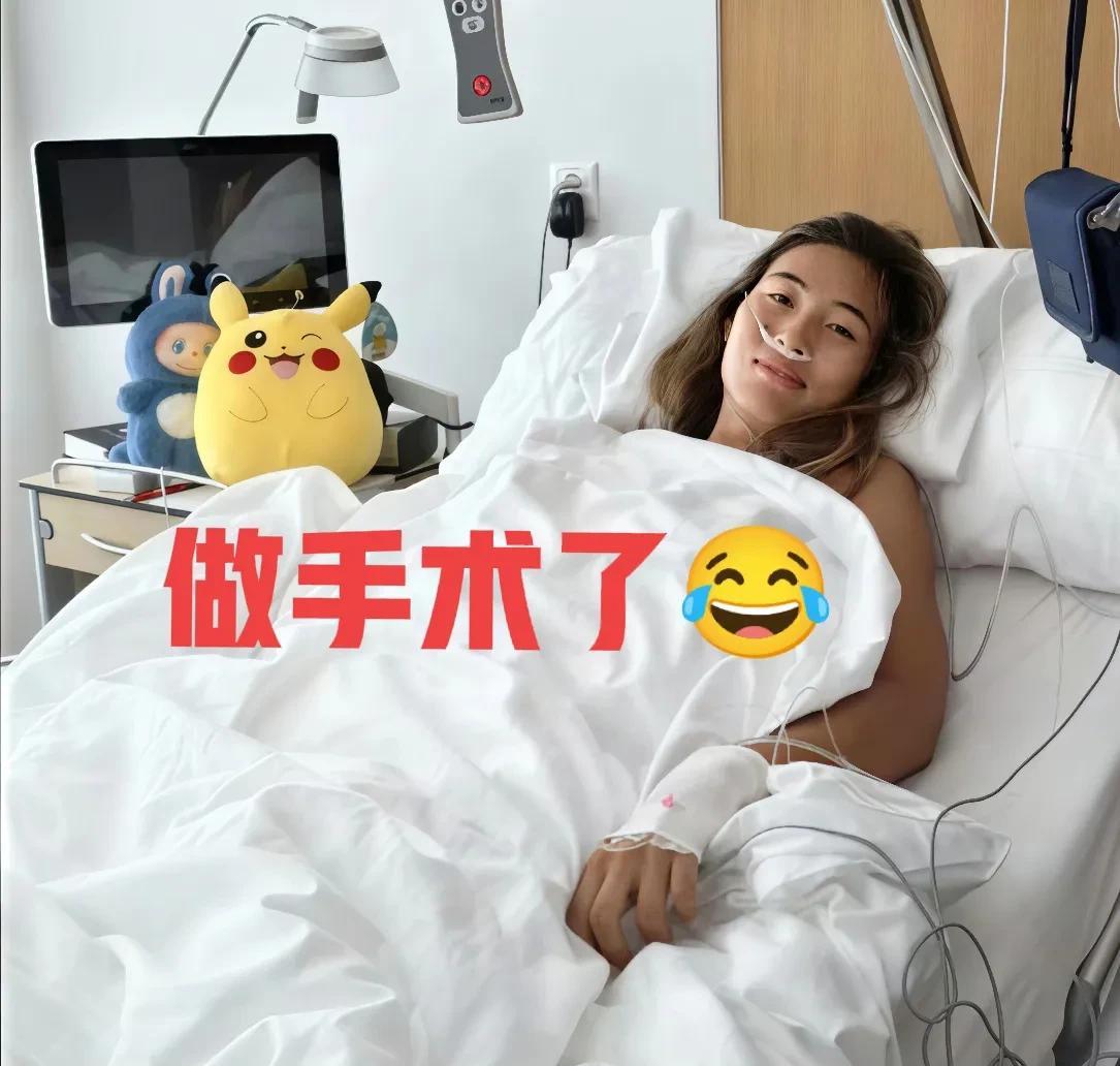 看郑钦文虚弱无力地躺床上，让人心疼不已，原来她做手术了。术后，她亲口承认，右肘