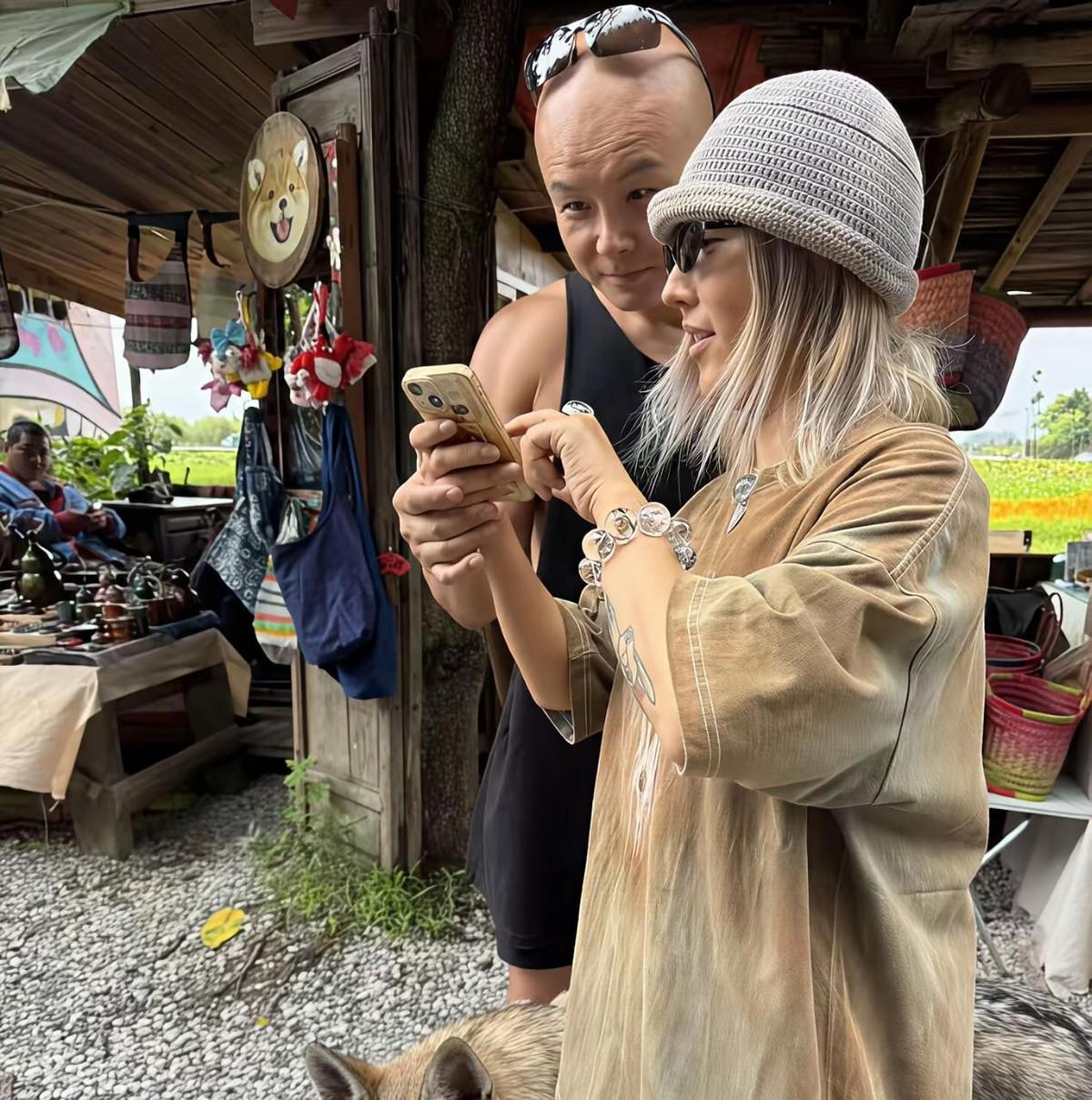 老头衫配狼犬，51岁的乐嘉活成了大理街头的路人甲。以前电视上那个扯着嗓子教人说