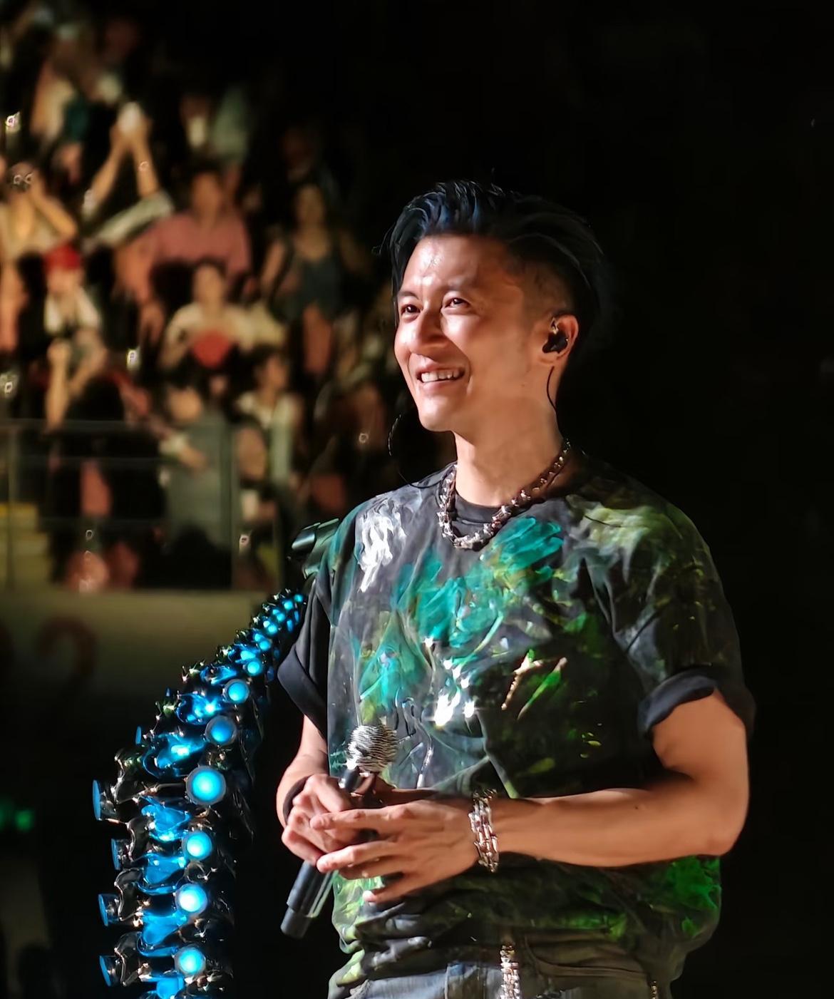 我同事去听了谢霆锋的演唱会，他说了一个大实话。说谢霆锋的演唱会根本不是大家想