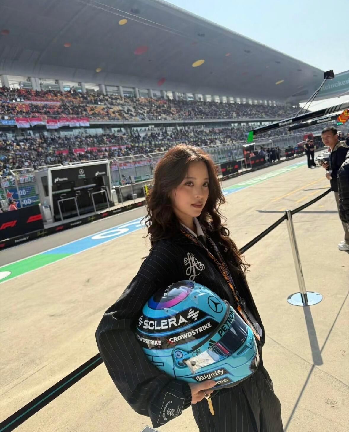 F1现场好多明星今年F1现场真的太热闹了！！去的明星也非常多，已知吴彦祖，谢霆锋