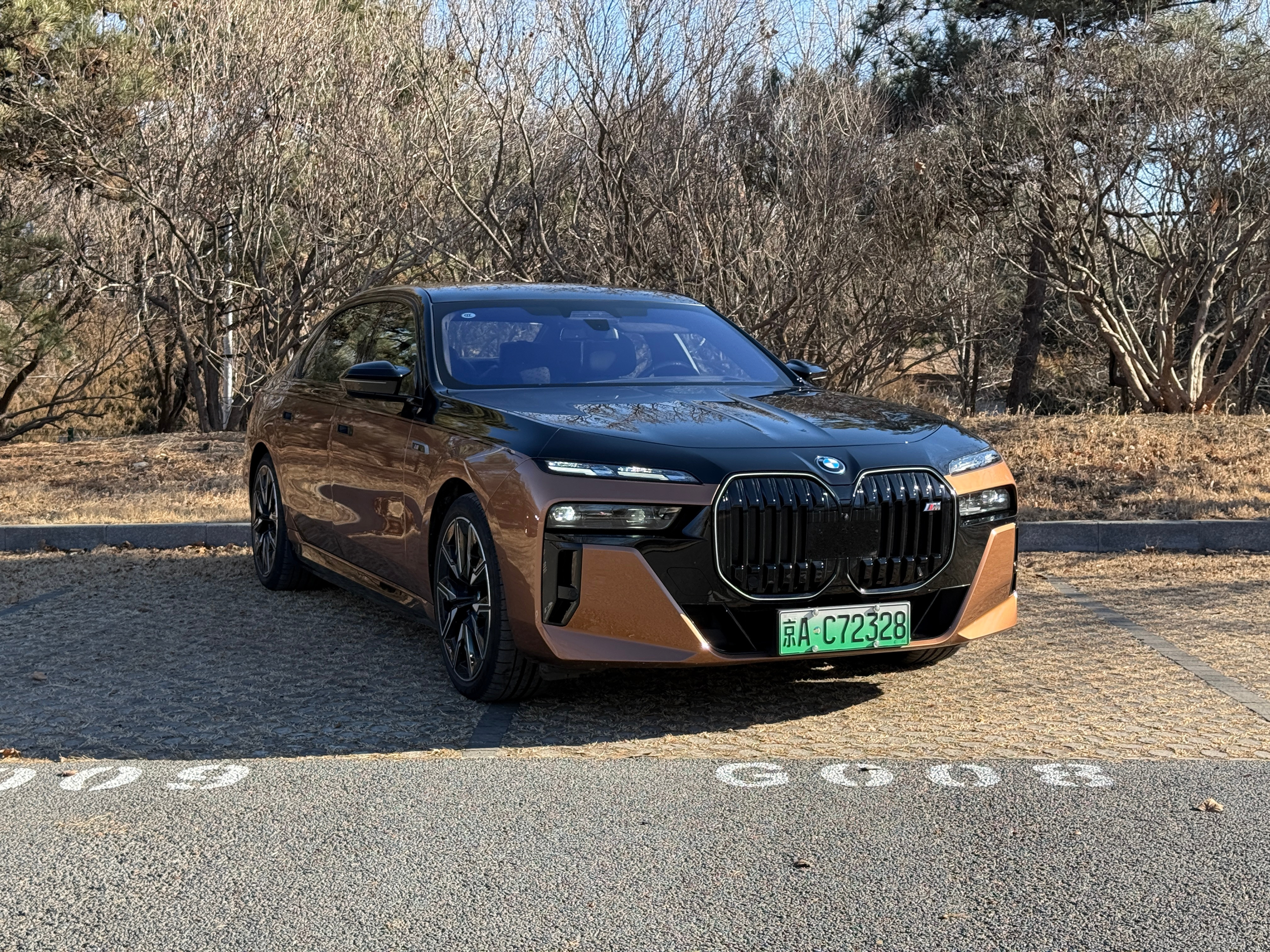 感受了一天指导价接近190万的宝马i7M70L，感觉50多万提车的i7也挺好的