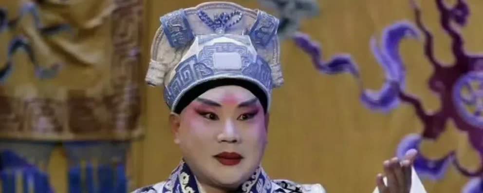 “郑敏，岳云鹏的妻子，分享了一张郭德纲的照片。那是老郭唱完戏，卸妆下来，头皮上刀
