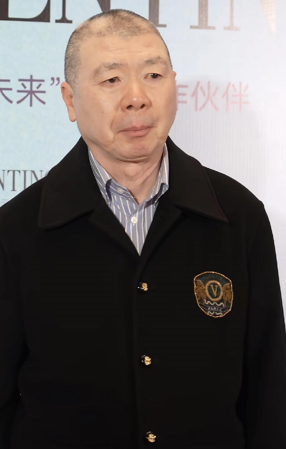 冯小刚现身第十六届北京国际电影节，竟然被网友说是一脸哭相，没有以前的自信和气势了