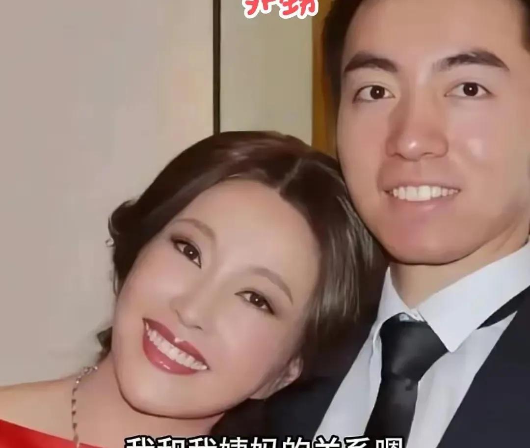 这个小伙子是刘晓庆的外甥！刘晓庆的妹妹刘晓红的亲儿子，但他对姨妈还比妈妈亲。