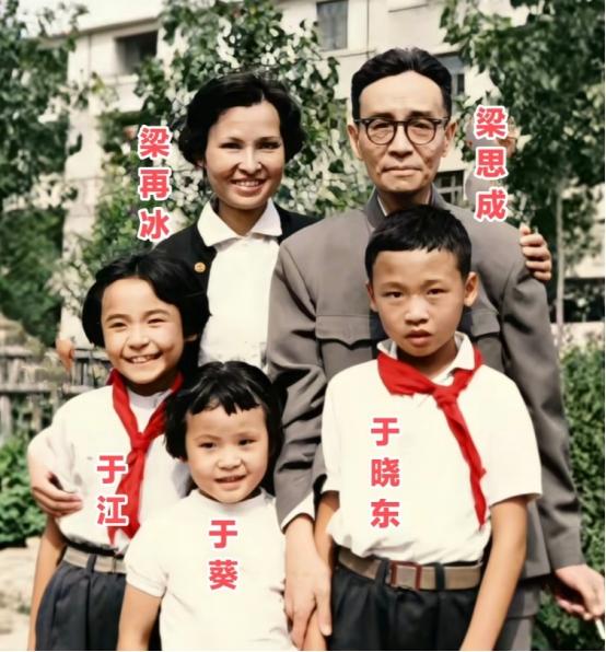 1965年，身为新华社驻外记者的梁再冰和丈夫于杭即将赴英国伦敦工作，临行前梁再冰