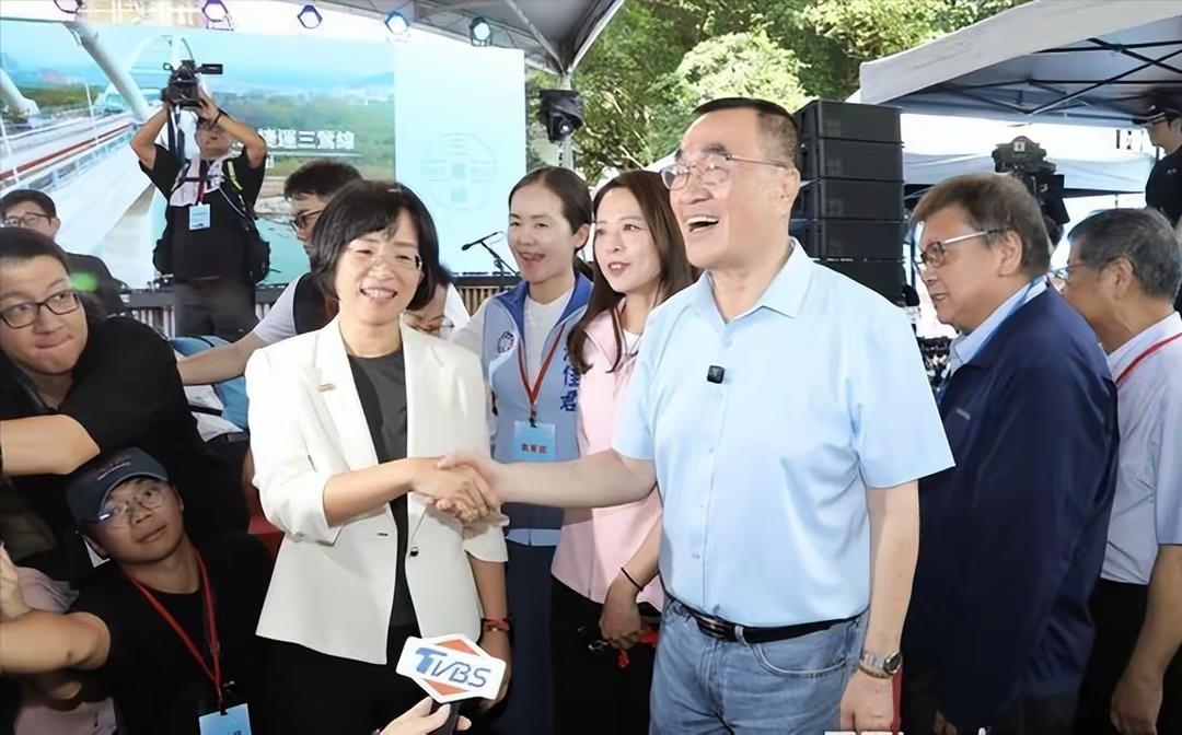  民调大分裂！高雄绿营狂赢两位数，新北蓝军通杀11区！7月20