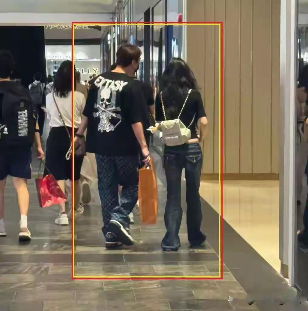 这是王思聪的新女友，看起来很漂亮，比懒懒的身材还好，也许是正处在热恋中的缘故，王