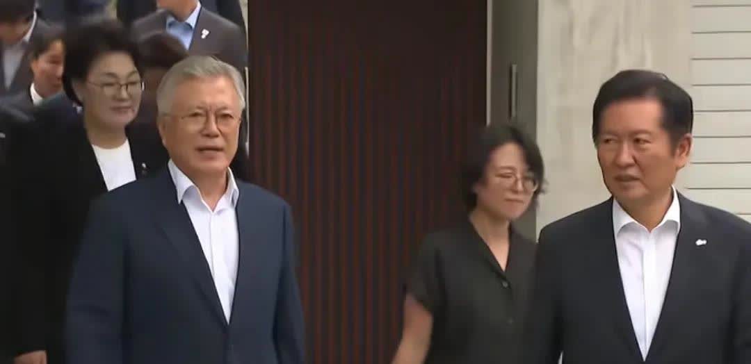 今天共同民主党新任党首郑清来率队拜访前总统文在寅。文在寅有礼贤下士之风，郑清