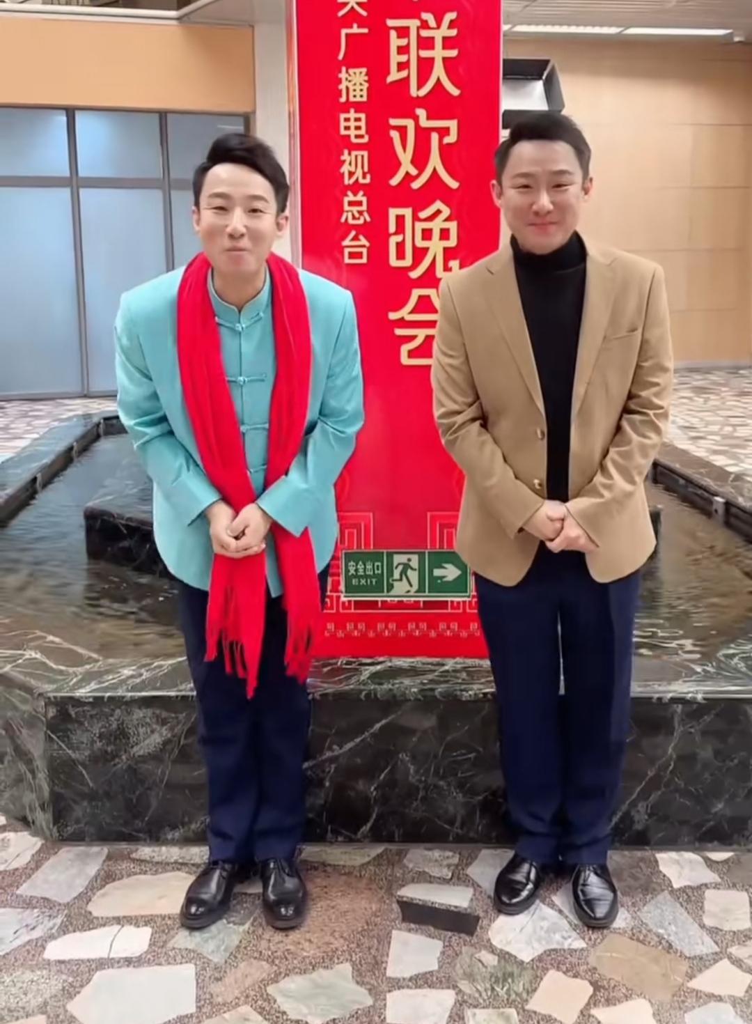 春晚都进行到第三次彩排了吧，郭阳郭亮哥俩已经两次出现在镜头里了，开玩笑似的说了句