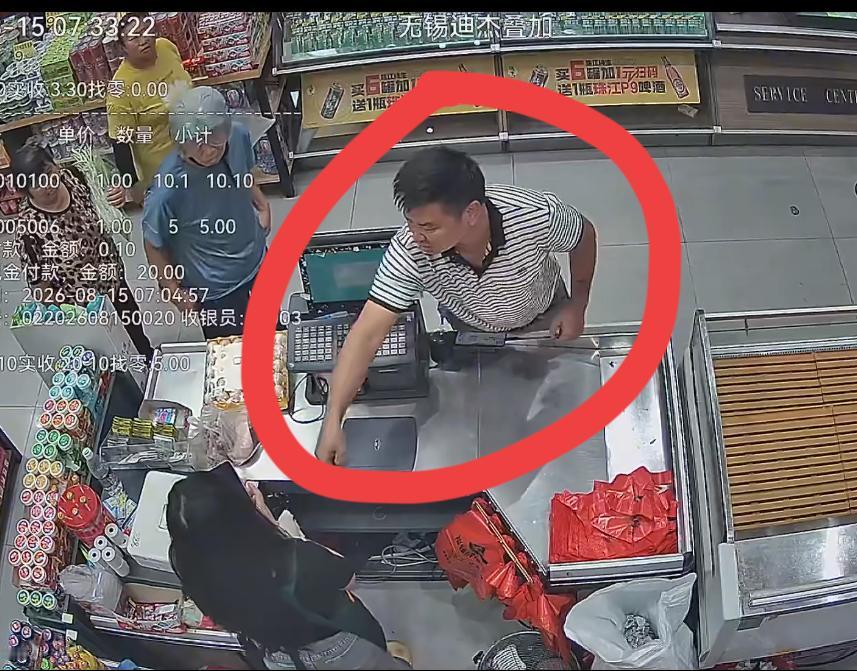 佛山南海一超市，男子无故辱骂收银员，威胁打人。超市选择报警十多天后，警察找到这名