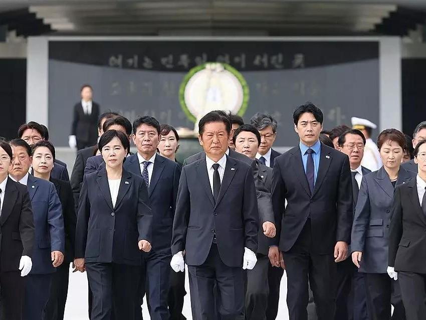 韩国共同民主党党首郑清来带领新任领导班子，于4日前往国立首尔显忠院进行参拜，誓言
