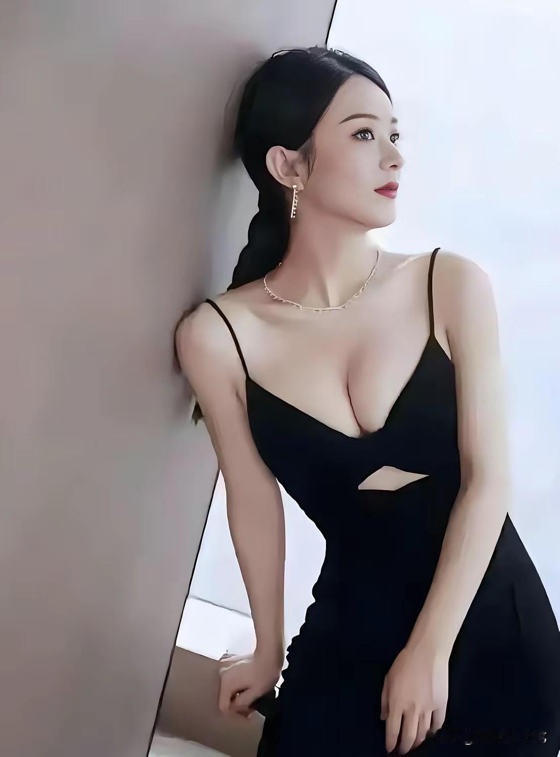赵丽颖白狐狸极简的浅调背景把所有视线都聚焦在人物身上，一身剪裁利落的黑色深