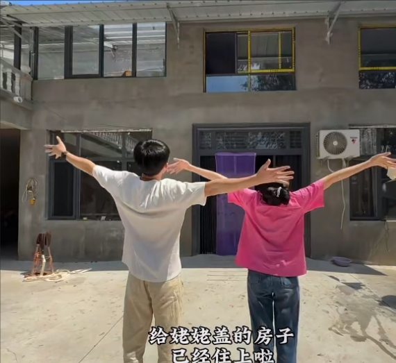 张颖颖这段时间为了洗白白，用力很猛啊！今天晒出了专门回到山东给姥爷过生日的视频…
