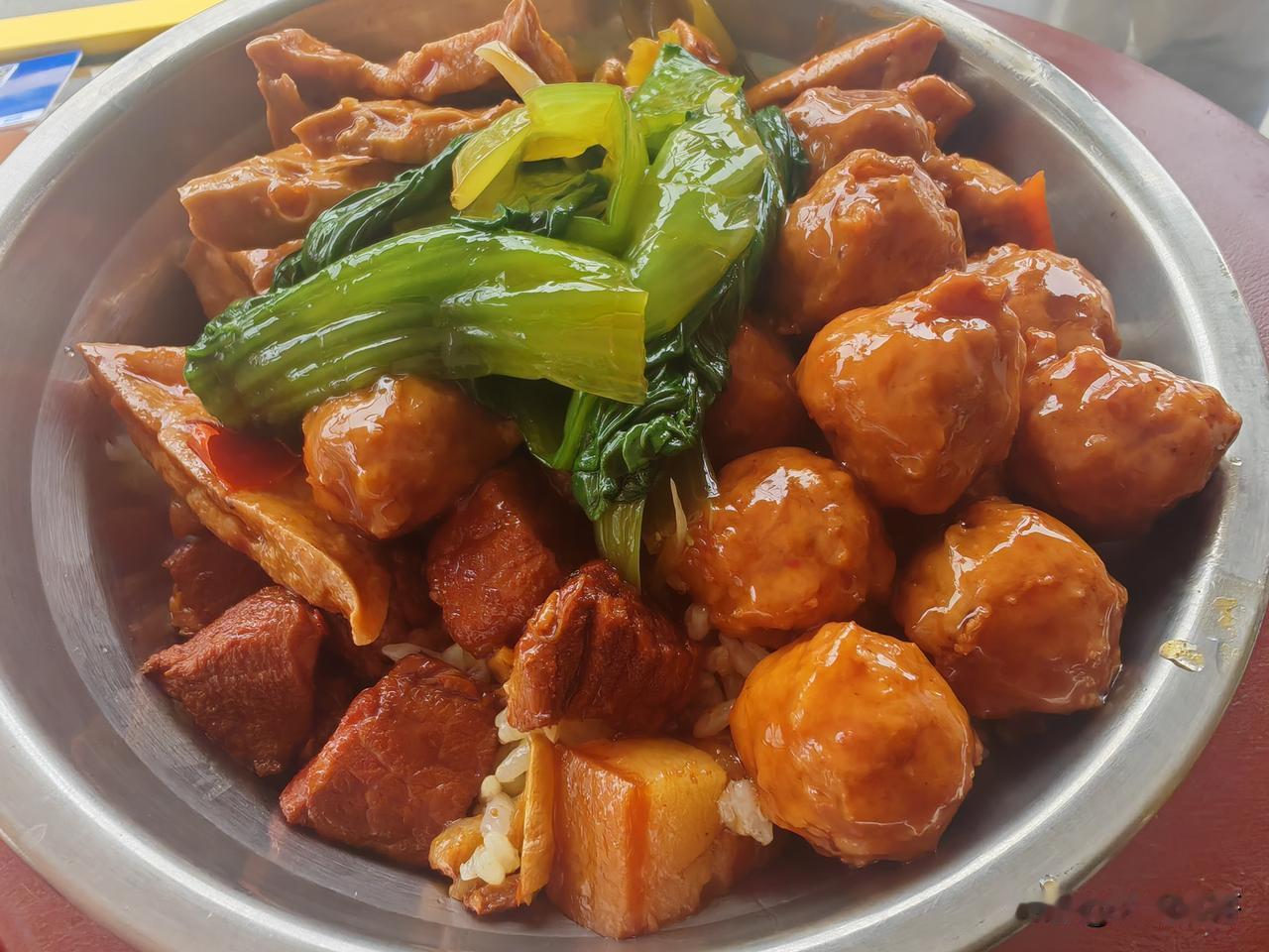 吃米饭配什么菜？那就太多了！土豆炖油豆角、土豆炖茄子、骨头炖酸菜、番茄炒蛋、鱼香