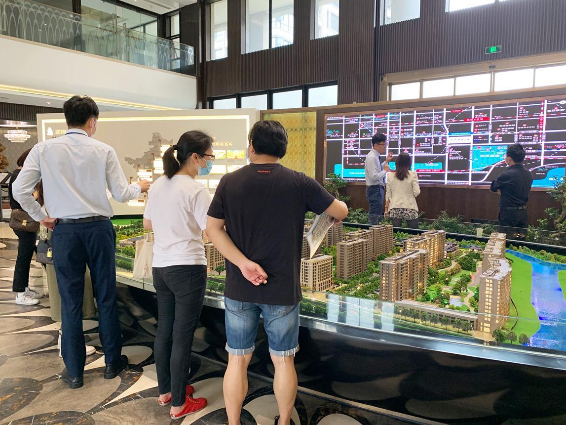 温铁军这话太扎心了！农民原本花30万能住上三层小楼，八九万就能开上车，日子滋润得