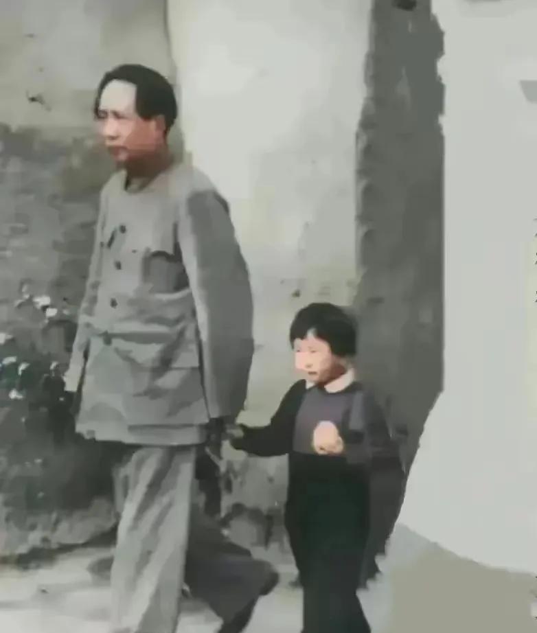 李讷拉着毛主席的大手，另一只手还拿着吃的，这是延安时期的画面！毛主席的小女儿李