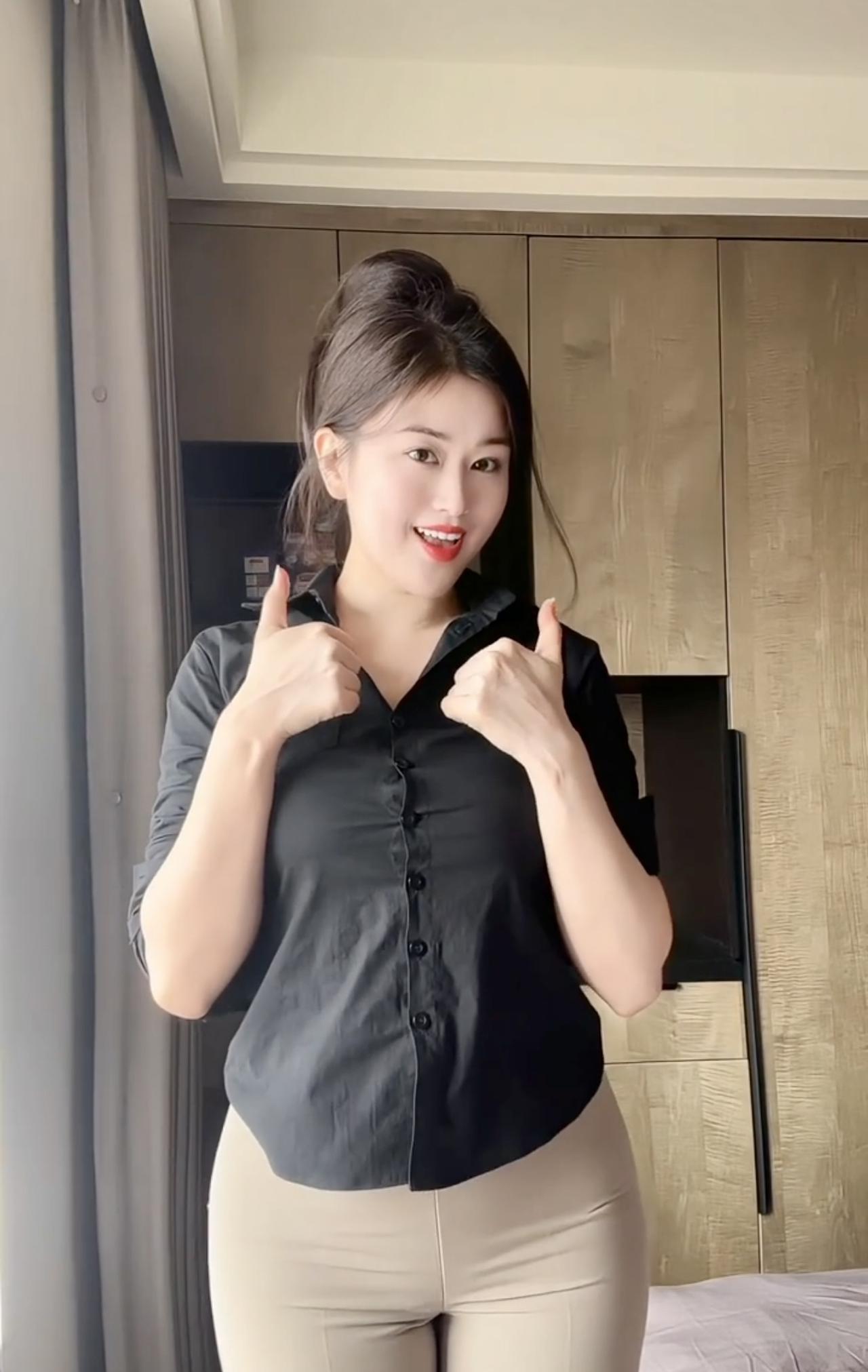 《赞佳人》人美恰似花绽放，歌甜宛如鸟欢唱。竖指模样娇又俏，生活满是好风光