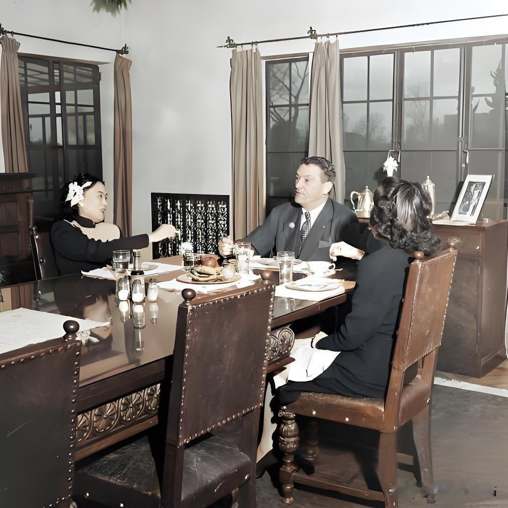 1947年《LIFE》这张餐桌照，根本是“跨国夫妻的混搭生活真人秀”！陈香梅簪着