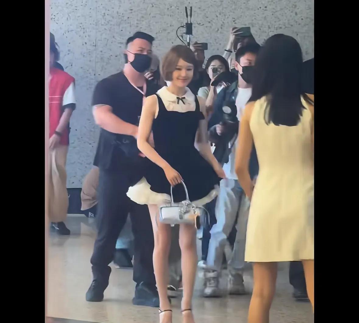 赵露思万象城活动引争议，过度追求美感失灵动近日，人气演员赵露思现身万象城，举办