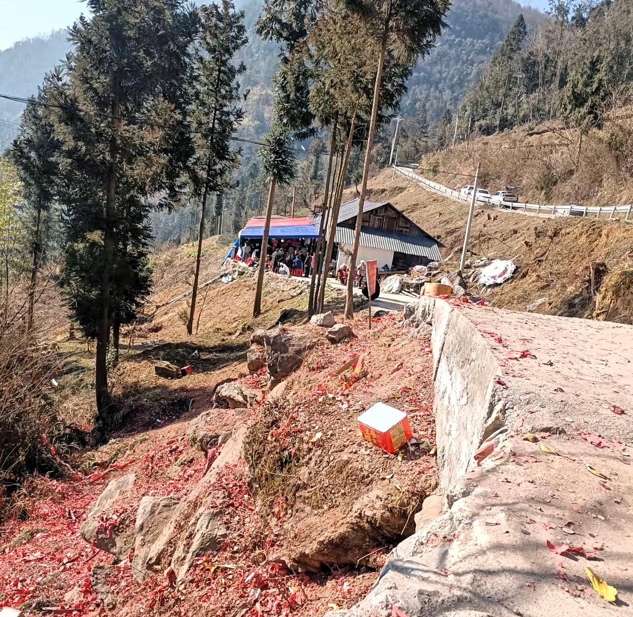 老家又一位邻居去世了，年仅59岁，最不幸的是他仅三十来岁的儿子于一个星期前刚去世