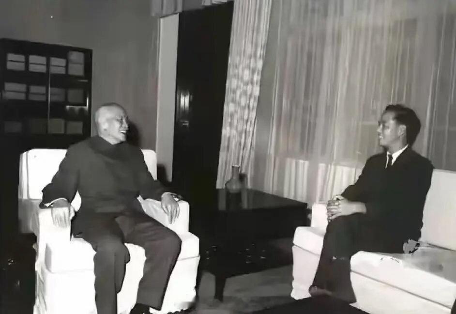 1967年李政道访台，受到高规格接待。他与蒋介石交谈甚欢，甚至翘起了二郎腿。他这