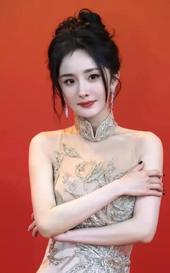 杨幂身着旗袍，一颦一笑尽显东方韵味与柔美温婉